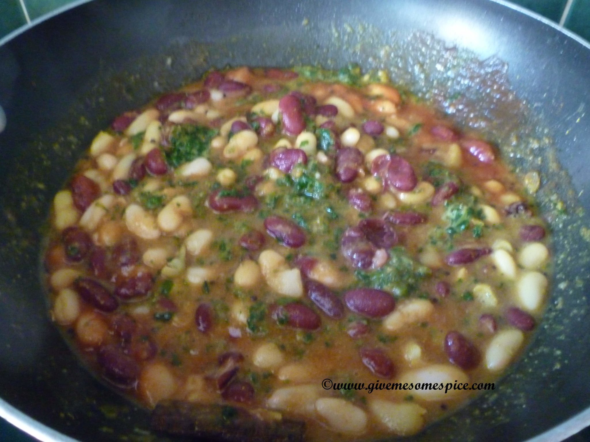 White And Red Kidney Bean Curry With Spinach - Give Me Some Spice!